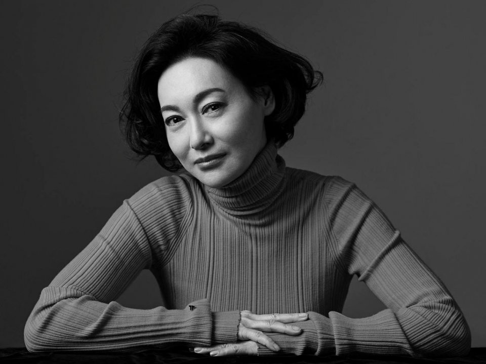 同为武打巨星，杨紫琼嫁豪车公司总裁，59岁惠英红却自嘲嫁不出去