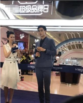 胡一天现身活动，腿长太优越，看到女主持的高跟鞋：也是拼了