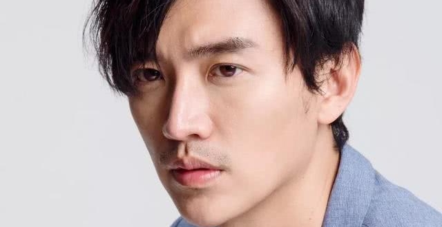 曾经“可米小子”成员，年轻时撞脸木村拓哉，却星途坎坷右耳失聪