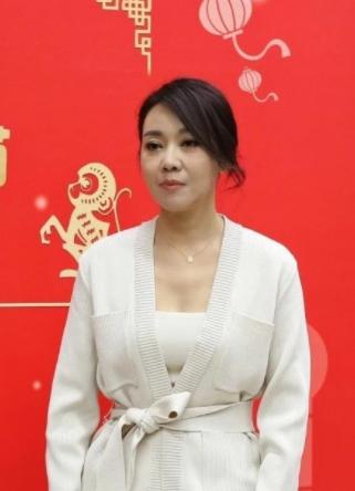闫妮P图过了度！腿长两米不算啥，看到脚趾：该服老了