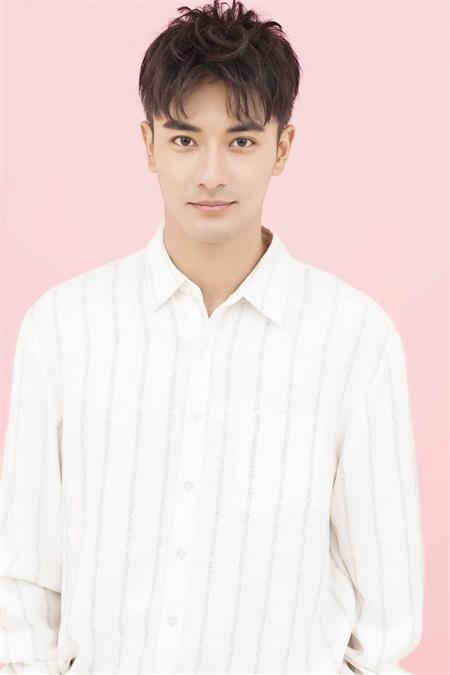 吴昕与郑凯恋情疑曝光，两人看完话剧后车窗告别，过程互动甜蜜