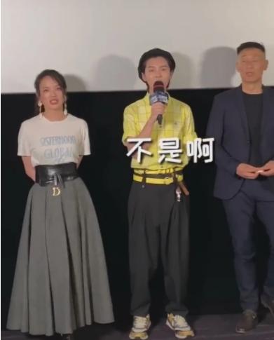 鹿晗被女粉当场告白，他小声嘟囔了两个字：关晓彤，家法伺候