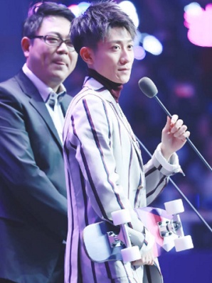 张一山后台偶遇“夏东海”，看到他下意识的反应，网友：活该你红