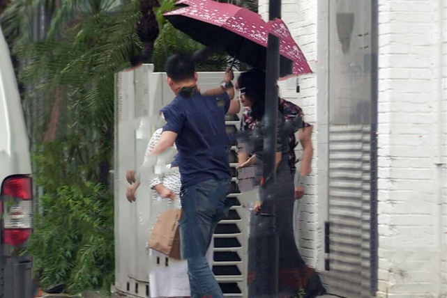 没怀孕？章子怡工作后聚餐一袭长裙搭配高跟鞋小腹平坦