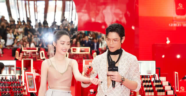 郭碧婷七夕晒与向佐合照，夫妻俩穿情侣外套搭肩牵手，画面甜齁！