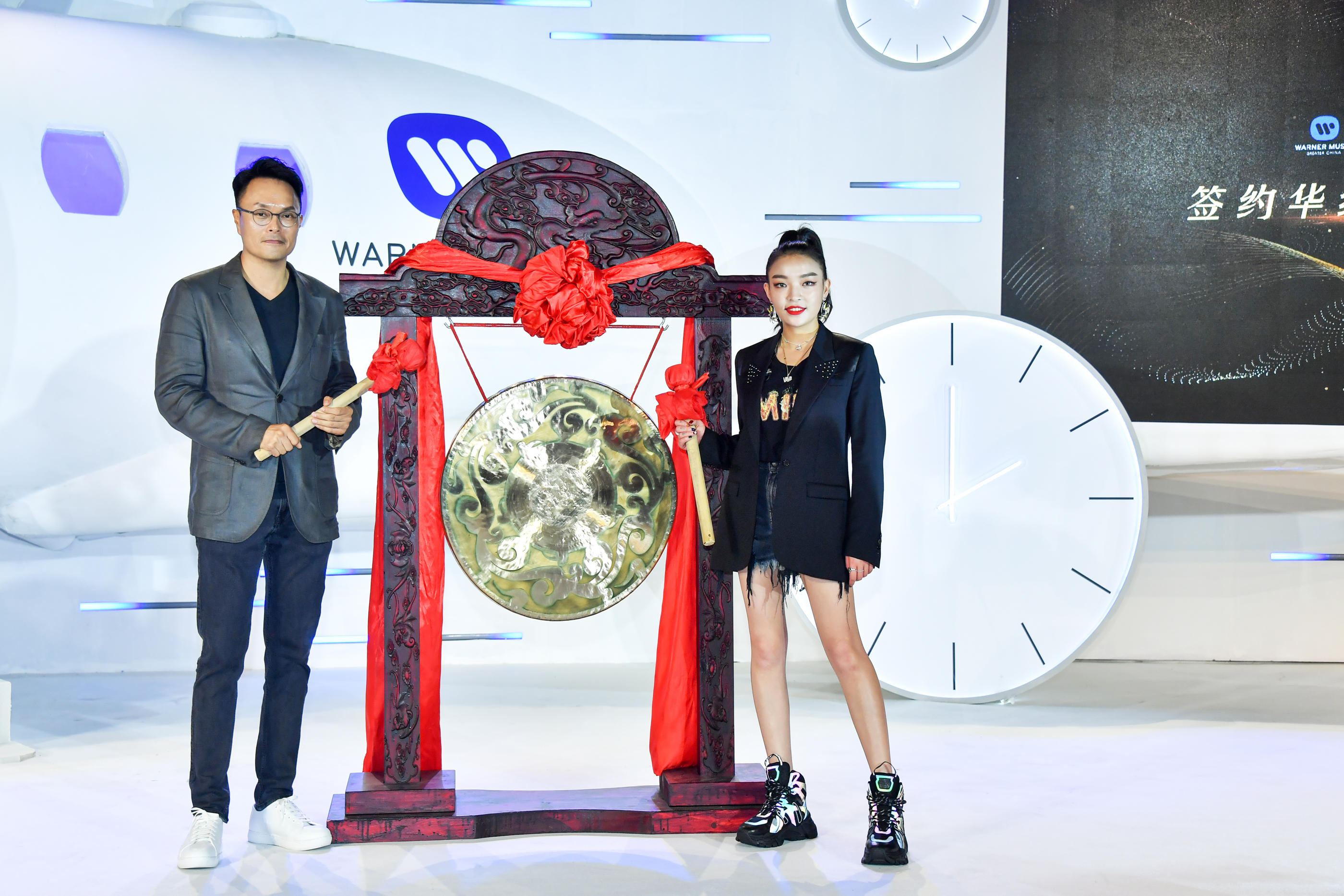 毛衍七VAVA签约华纳音乐 首支单曲《QUEEN IS BACK》8.8上线