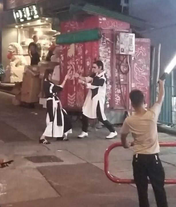 婚期临近，向佐郭碧婷街头拍摄结婚照，十多人现场伺候像在拍电影