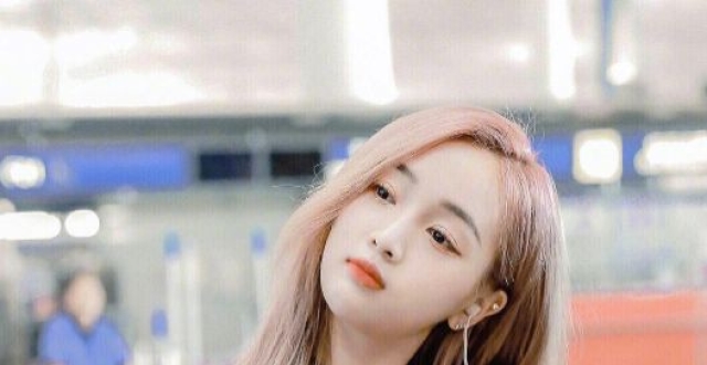 女明星的机场look，我羡慕的不是衣服是身材