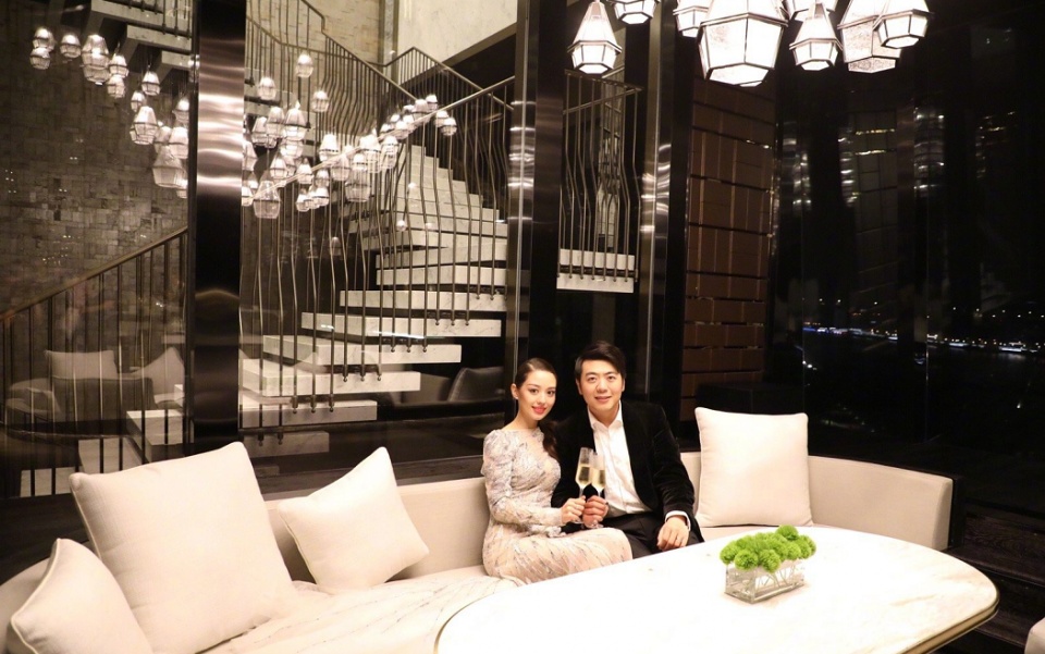 郎朗娇妻首晒二人亲密照，已成中国传统媳妇，出行必有公婆跟随