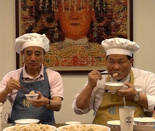 馆长槓大哥卖水饺！颜清标淡定笑回：「要拼来啊！」 两人的对决结果让网友相当期待～