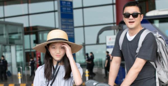 王菲女儿首次回应“逛街两小时花十万”很好笑，自嘲取名李十万