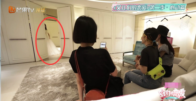 婚期将至！郭碧婷绝美婚纱首曝光，向佐隔玻璃偷看爱妻满脸幸福