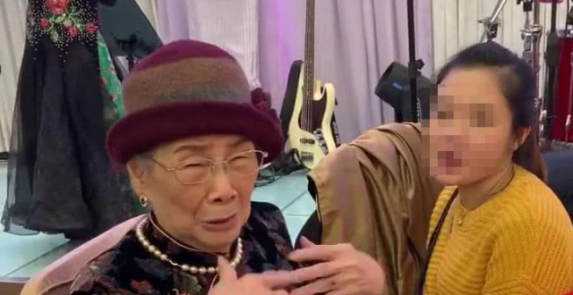 梅艳芳再获奖项！哥哥梅启明一家三口现身领奖，96岁梅妈未出席