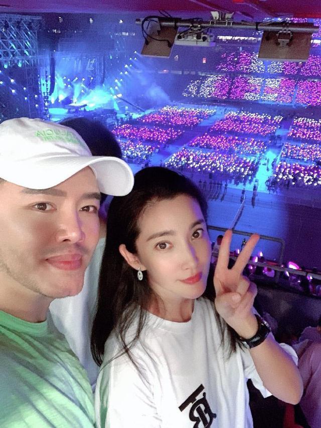 设计总监张帅晒与李冰冰合照看张杰演唱会，46岁李冰冰颜值似少女