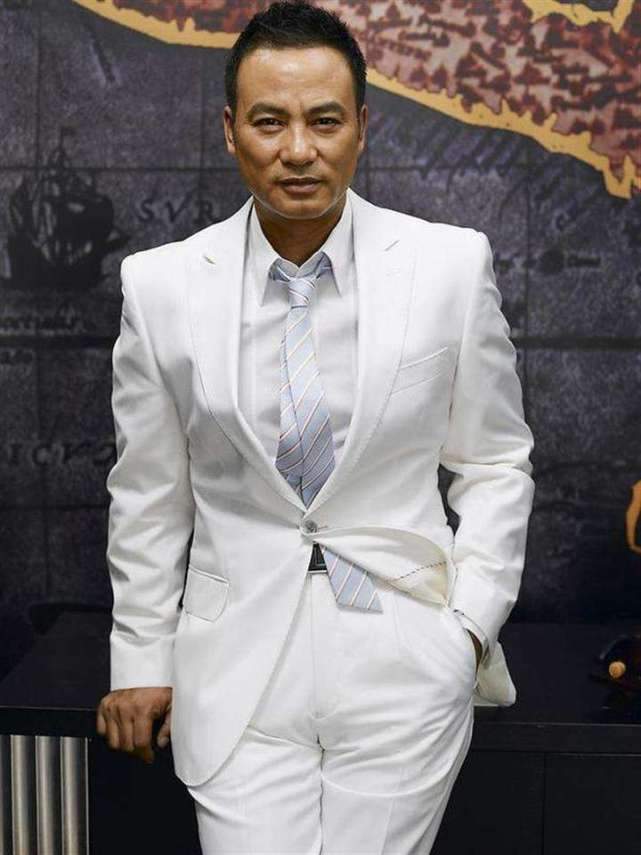任达华伤后复出，右手缠着绷带未痊愈，热情和观众互动精神好
