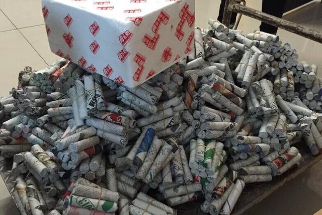 男子带10万硬币去银行，结果数完少20元，男子的话让银行工作人员慌了！