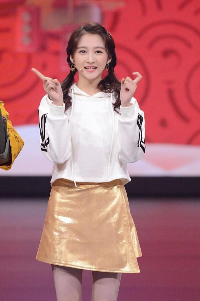 21岁关晓彤现身，粉色泡泡袖上衣搭配双麻花辫，美得清纯脱俗！