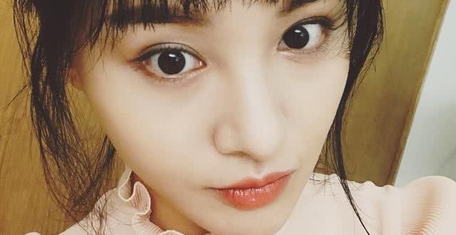 郑爽为出道十周年生日会做准备，穿连衣裙尖头鞋摆拍，美回小仙女