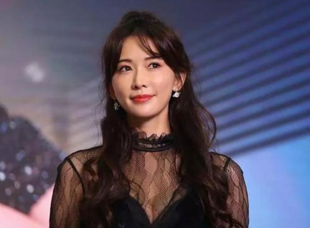黑泽志玲参加活动，结婚后形象大变，网友：再也喊不出志玲姐姐