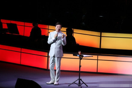 费玉清告别演唱会落幕 西装优雅绅士魅力不减当年