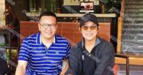 56岁李连杰大病痊癒精神好，与粉丝合影神采奕奕似30岁小伙