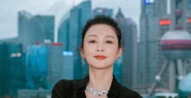 陈红为陈凯歌庆生，陈凯歌女同学成“电灯泡”，陈飞宇隔空送祝福
