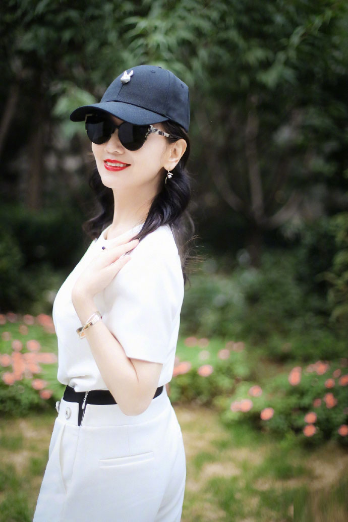 赵雅芝穿连体装身材好 气质优雅大方尽显女神风范