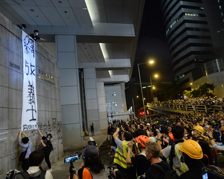 【逃犯条例】6.26围堵警总 警拘3示威者涉刑毁