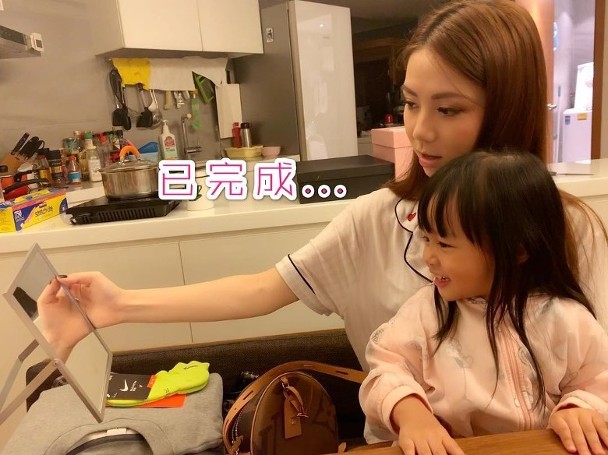 邓紫棋教干女儿化妆 两人一齐画眉乐在其中