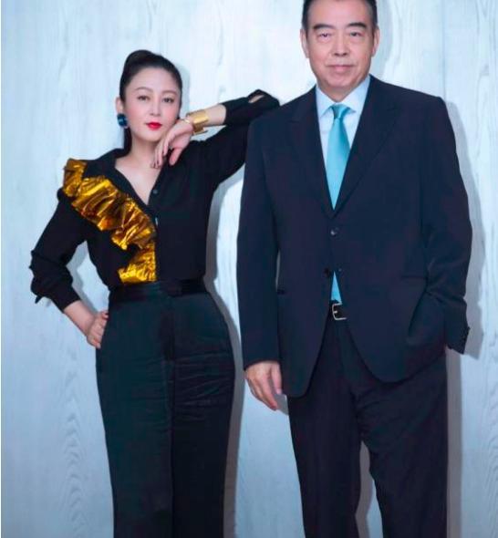 陈凯歌67岁生日夫妇罕见同框，51岁陈红惊人逆生长保养极佳