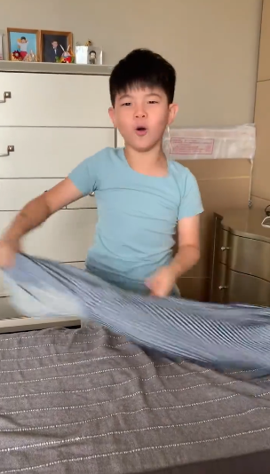 安吉变家务小能手 搞笑叠衣服逗乐一旁的小鱼儿