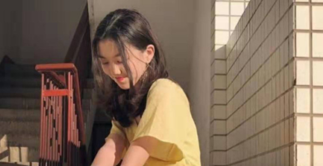 王菲带女儿李嫣外出，13岁李嫣超会打扮，气质不输母亲