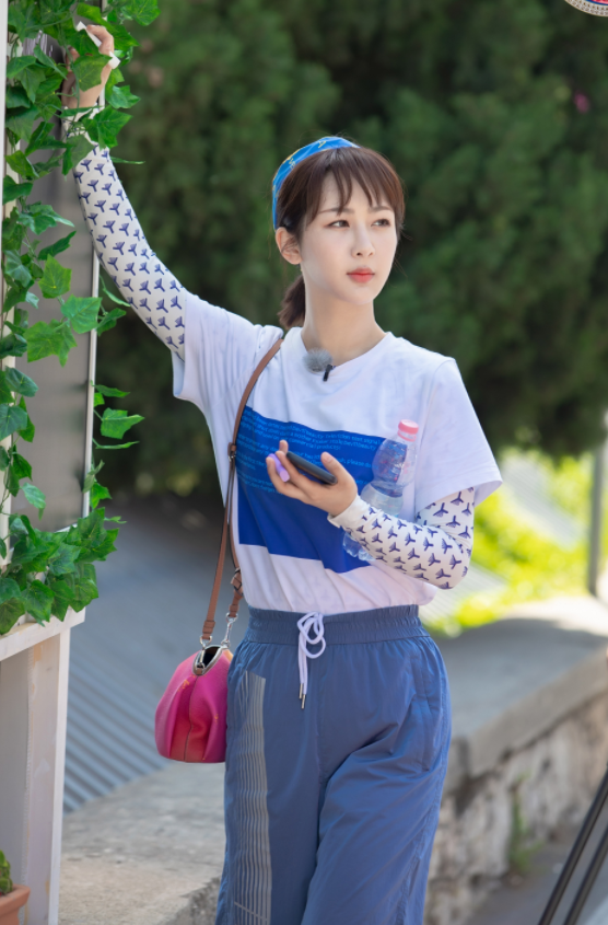 杨紫为啥不爱穿小脚裤？当看到她和王俊凯同框时，腿围亮了