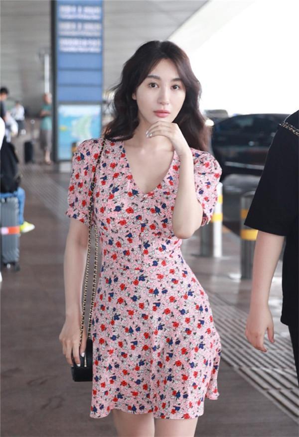 李菲儿是“碎花控”无疑了！连穿两次碎花裙不重样，街头最甜少女