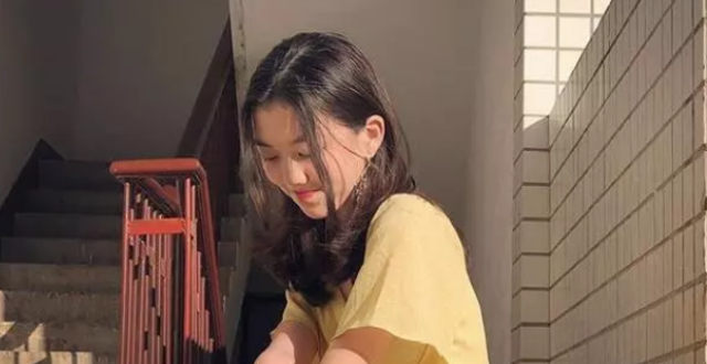 13岁李嫣晒近照神态酷似王菲，涂大红色指甲油少女气息满满