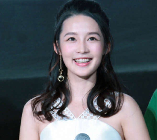 李芯身材高挑，但是被魏大勋抱起那刻，“麻雀脚”成亮点