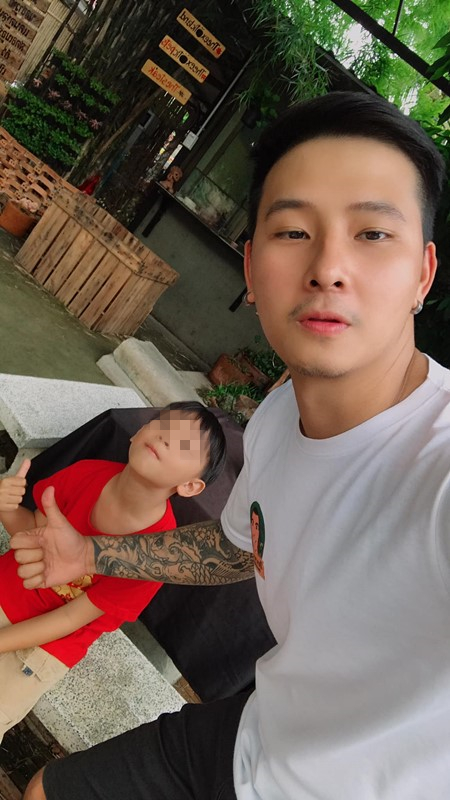 儿子穿裙被嘲笑是“娘娘腔”❗ 帅爸知道后霸气发声: 我儿子就是娘娘腔, 我骄傲!