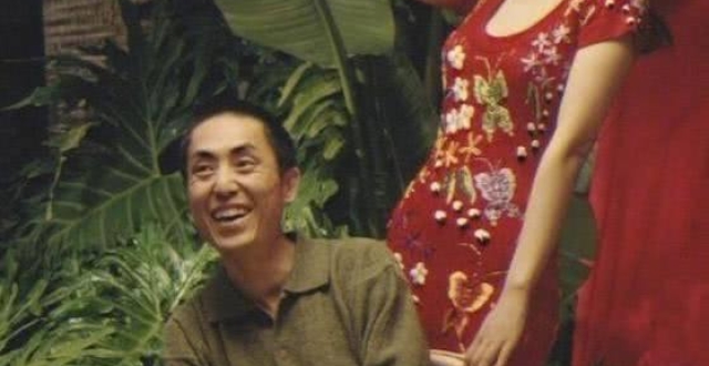 张艺谋有两段感情，第一段是巩俐相恋八年，第二段未婚先孕！