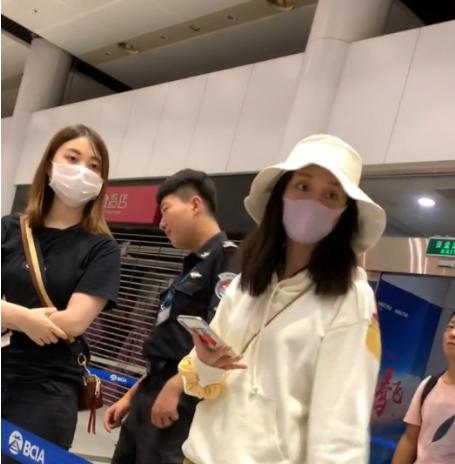 周洁琼素颜出门包裹严实，当看到她没化妆的眼睛，网友：我酸了