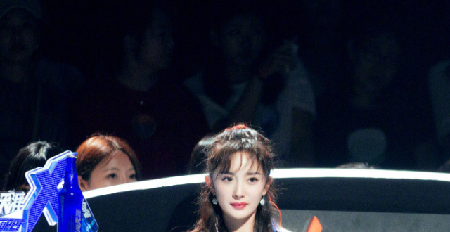 杨幂新造型碾压“空姐”，穿3千3腰间镂空裤，这身材女星里罕见
