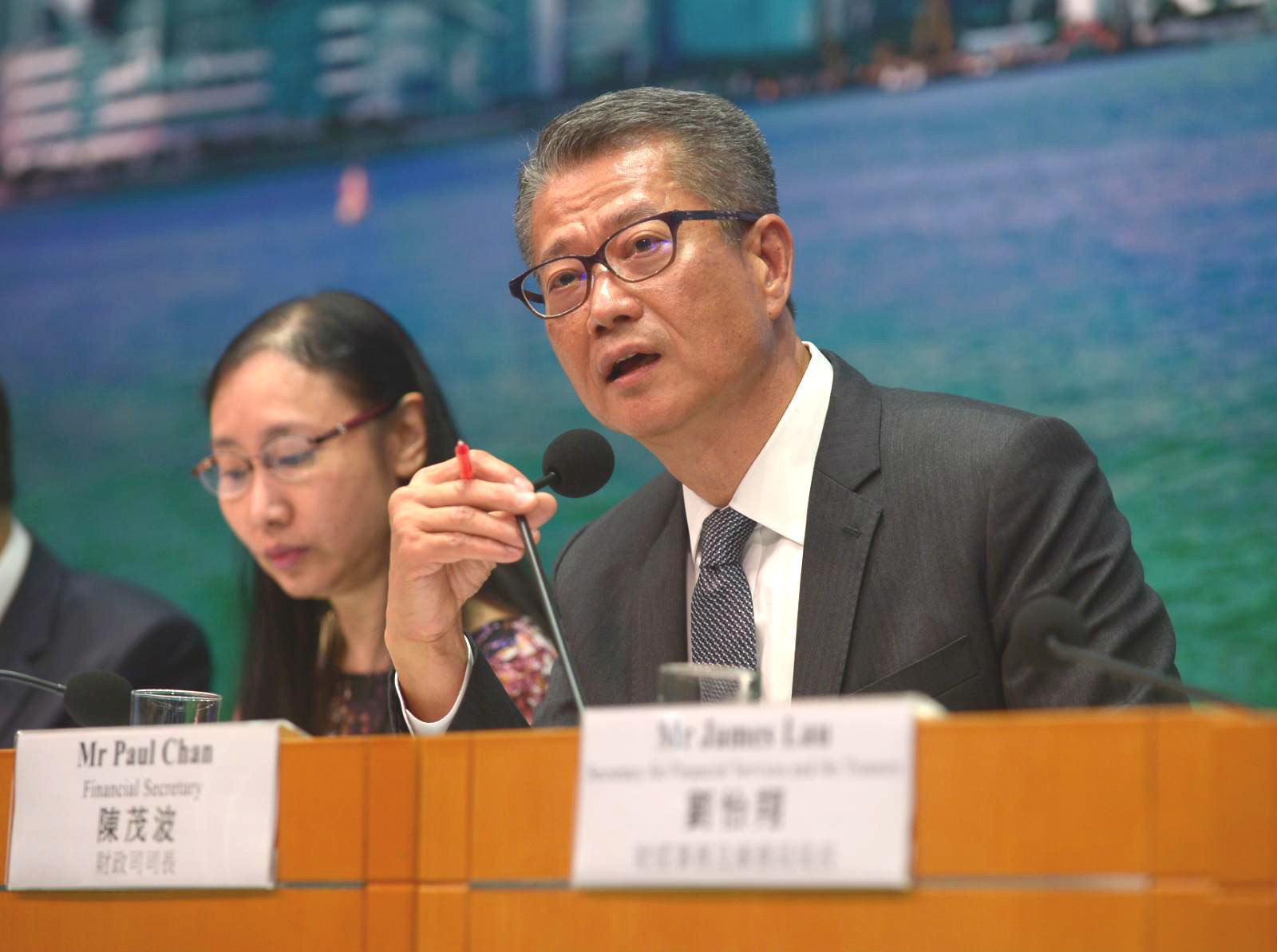【纾困措施】网民号召「挤提」 陈茂波指银行资金充裕吁勿阻他人