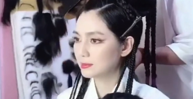 洪欣靓丽古装造型曝光，身旁女儿贴心陪伴，网友质疑像单身妈妈