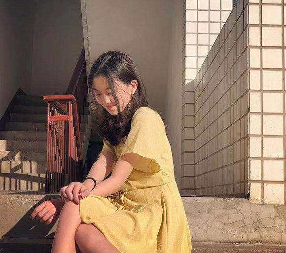 13岁李嫣晒清纯美照扮淑女，用头发遮住嘴巴力求展完美一面