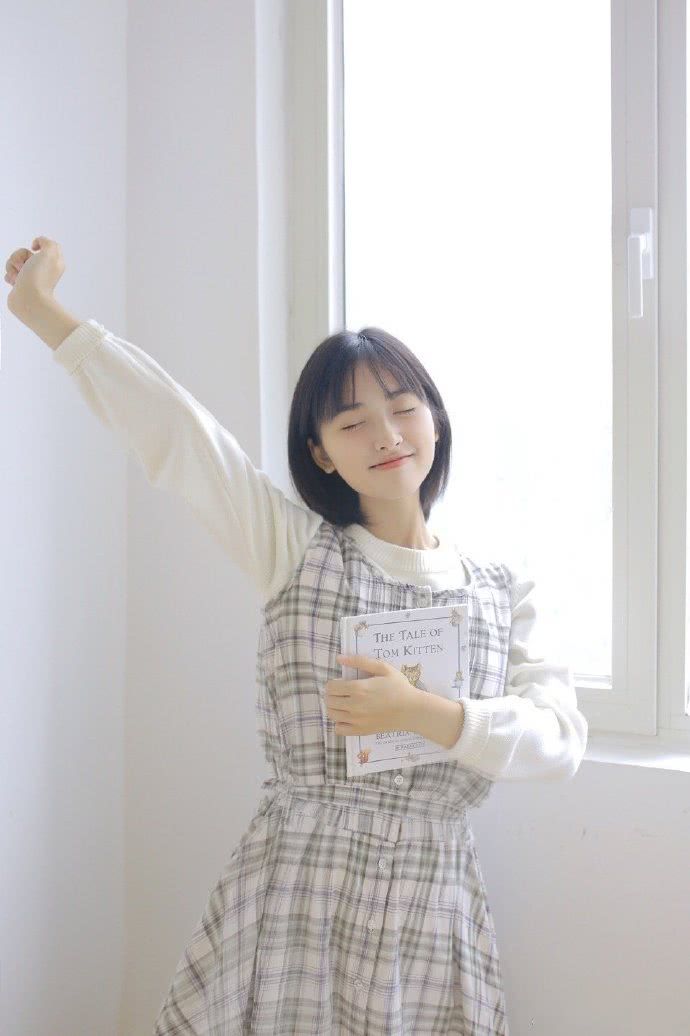 原创 沈月身材和鲁豫一样，腰很细胯却宽，可脸倒很嫩！