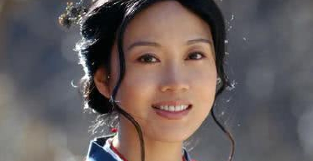 49岁张嘉译与闫妮聚餐烟不离手，驼背看上去更严重了