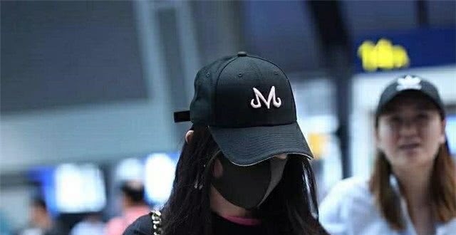 杨幂连番风波后穿露脐装现身，身形暴瘦都快赶上鲁豫了
