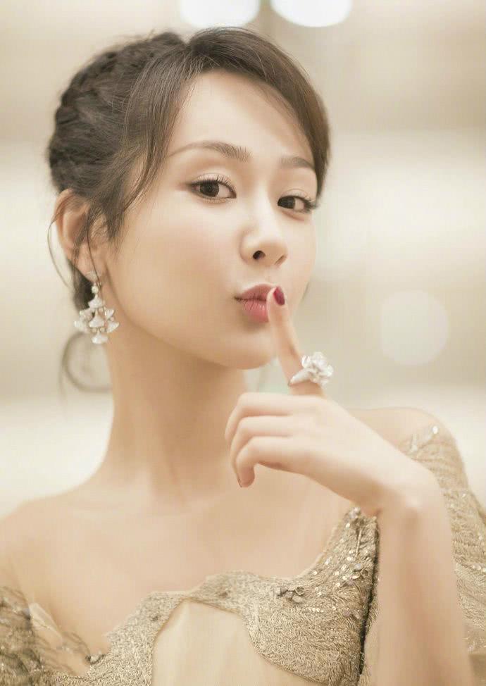 杨紫这次艳绝全网，首次这样穿，妥妥的女神范！