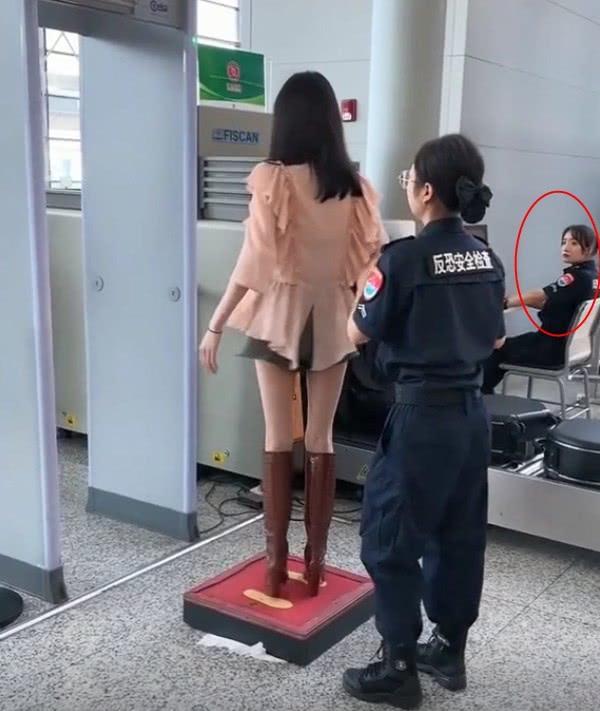 郑爽过安检，却被旁边的小姐姐抢镜，网友：这颜值和郑爽有一拼