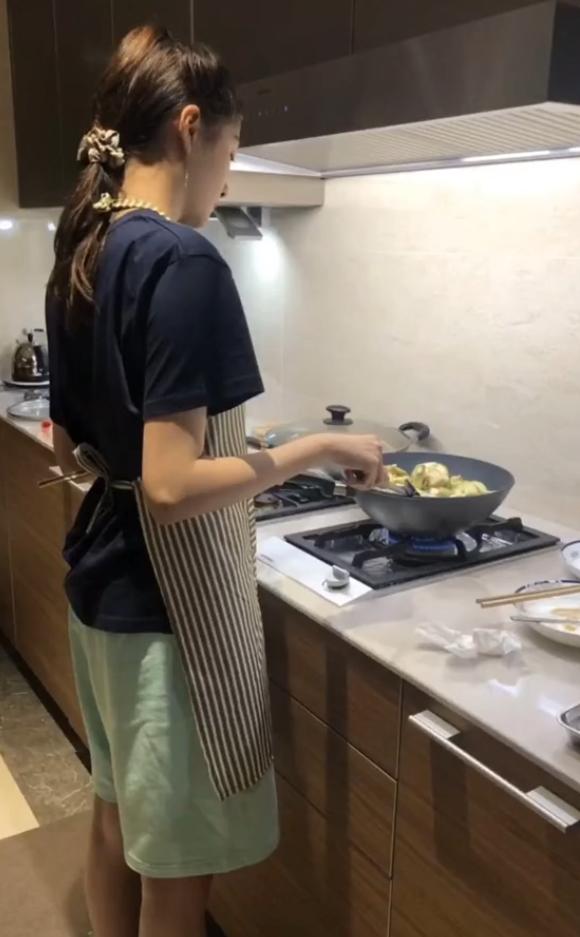 关晓彤男友视角秀厨艺，看到她的裤子后：从鹿晗身上扒下来的吧