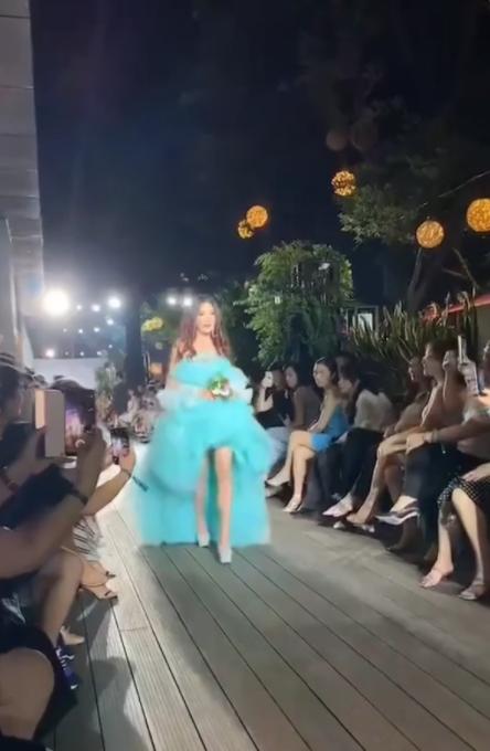 温碧霞太美了，穿“驴蹄鞋”在砖头缝中走路，网友：看着我都害怕